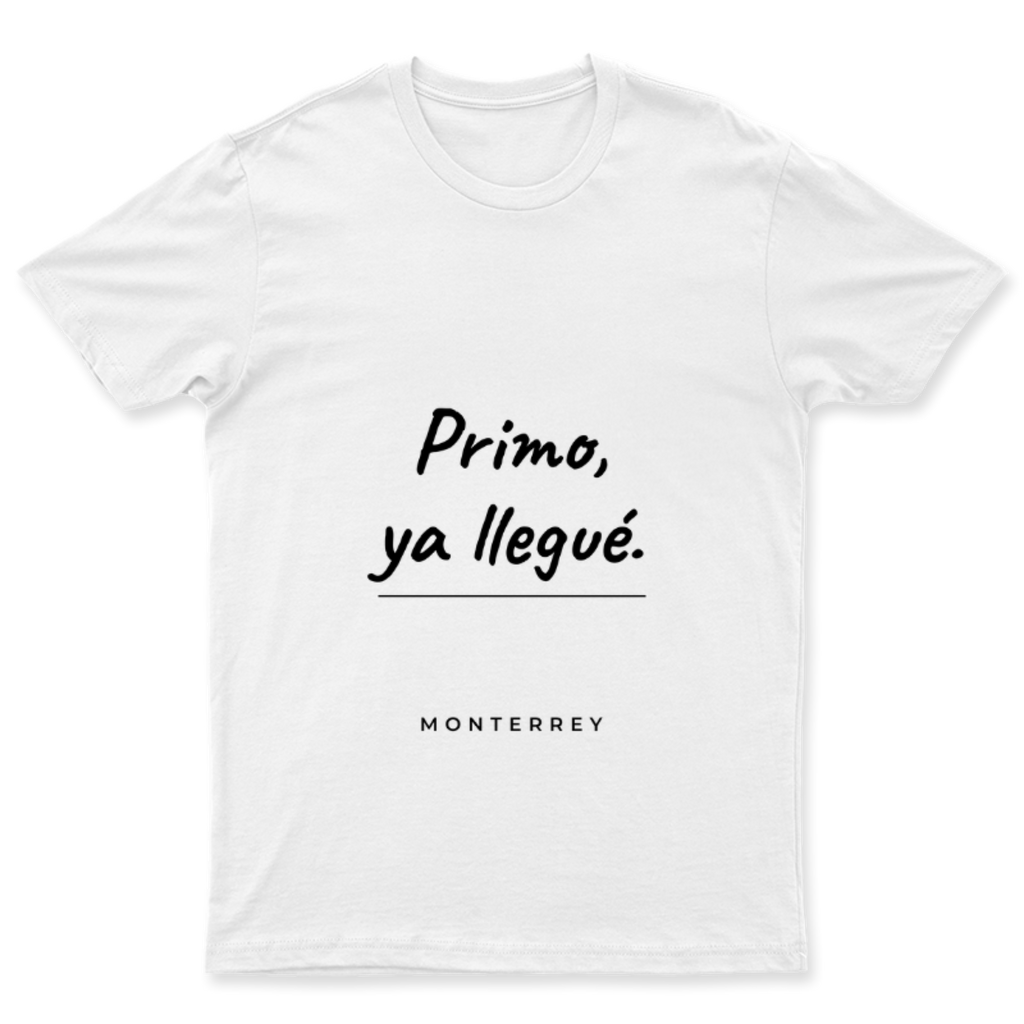 Playera Primo ya llegué en color Blanco, estampado DTG al frente