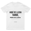 Playera Se llega tarde, pero se llega. en color Blanco, estampado DTG al frente