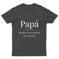 Playera Papá, mientras te recuerden en color Carbón, estampado DTG al frente