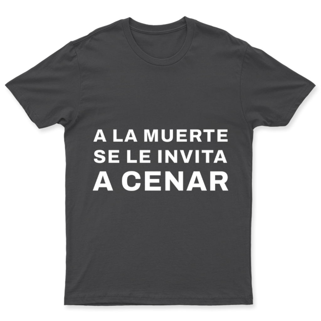 Playera Se le invita a cenar en color Carbón, estampado DTG al frente