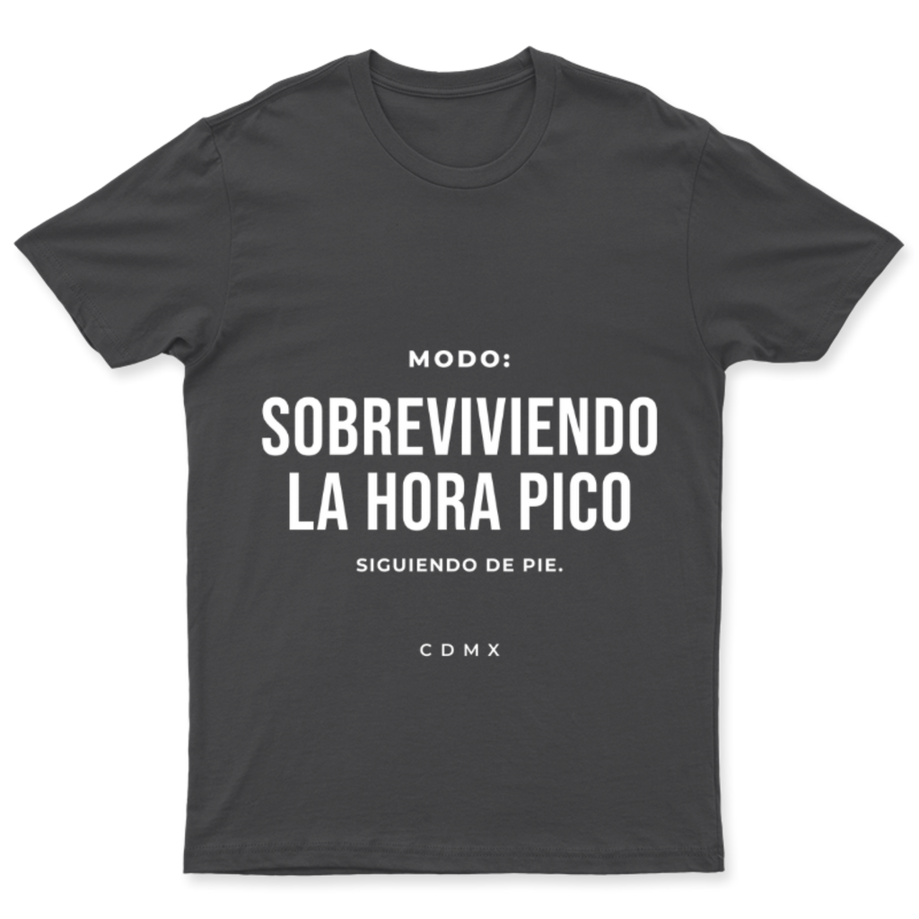 Playera Modo: sobreviviendo la hora pico en color Carbón, estampado DTG al frente