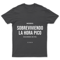 Playera Modo: sobreviviendo la hora pico en color Carbón, estampado DTG al frente