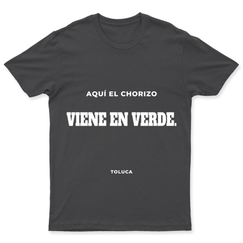 Playera Aquí el chorizo viene en verde. en color Carbón, estampado DTG al frente