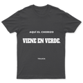 Playera Aquí el chorizo viene en verde. en color Carbón, estampado DTG al frente