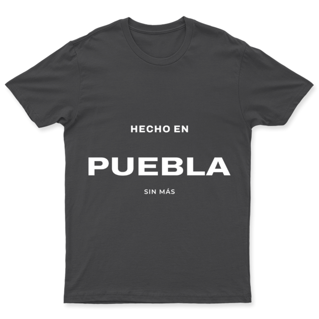 Playera Hecho en Puebla en color Carbón, estampado DTG al frente