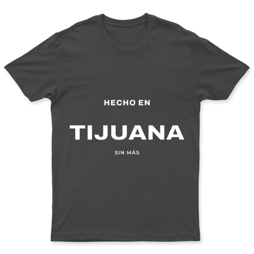 Playera Hecho en Tijuana en color Carbón, estampado DTG al frente