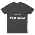 Playera Hecho en Tijuana en color Carbón, estampado DTG al frente
