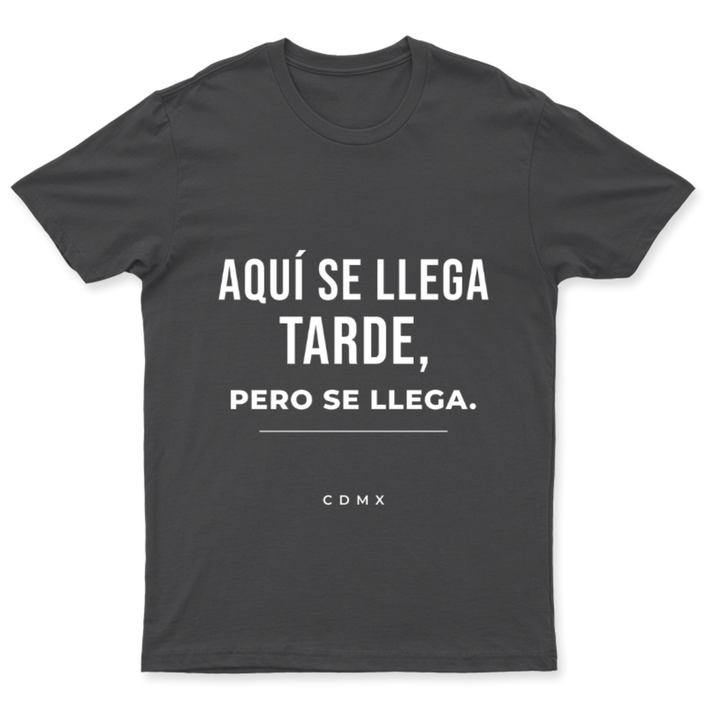 Playera Se llega tarde, pero se llega. en color Carbón, estampado DTG al frente