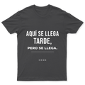 Playera Se llega tarde, pero se llega. en color Carbón, estampado DTG al frente