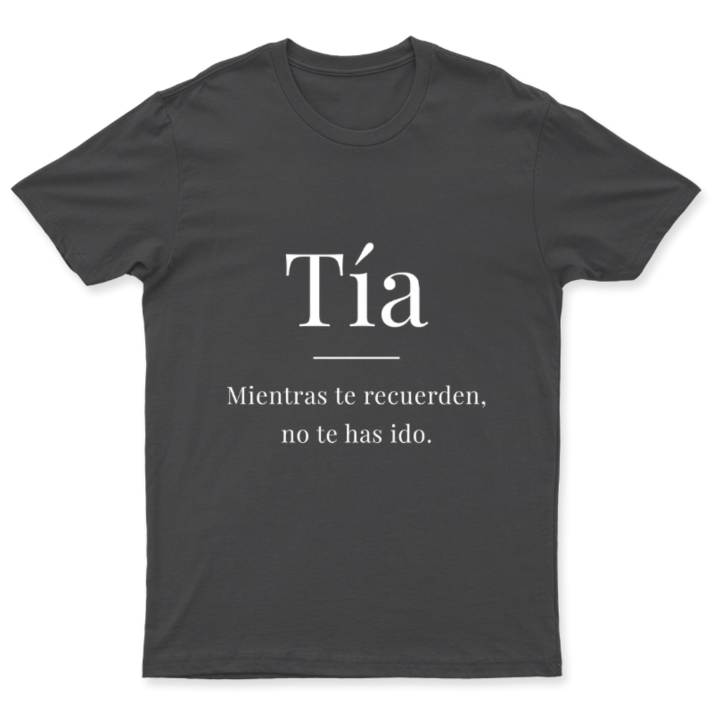 Playera Tía, mientras te recuerden en color Carbón, estampado DTG al frente