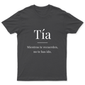 Playera Tía, mientras te recuerden en color Carbón, estampado DTG al frente