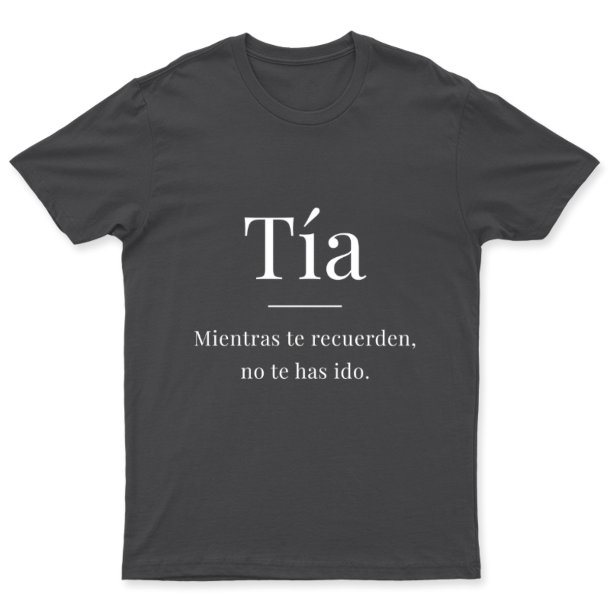 Playera Tía, mientras te recuerden en color Carbón, estampado DTG al frente